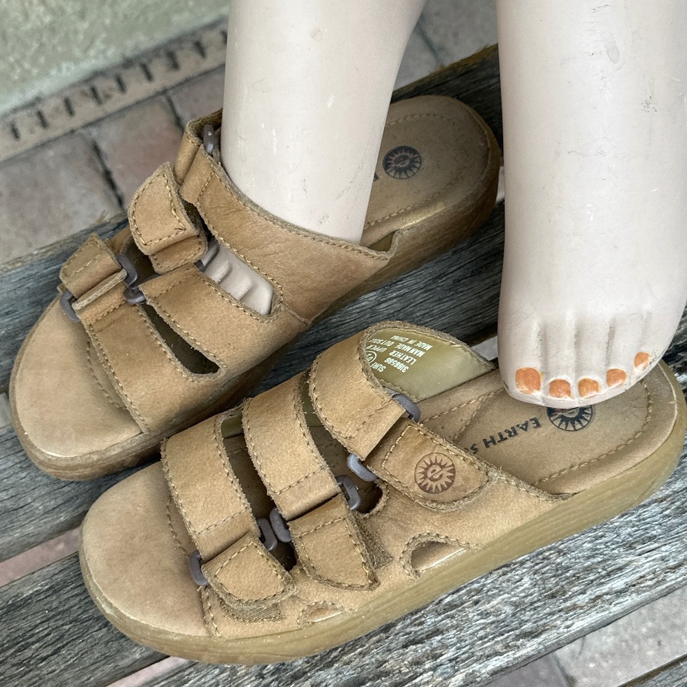 Women’s Earth Shoe, Buckskin-Colored Leather Upper, 3 Straps, Size 6.5 M